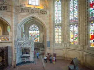  ??  ?? Le tombeau monumental de Marguerite d’Autriche, sur deux étages, situé dans la partie nord de l’église Saint-Nicolas-de-Tolentin, évoque un lit à baldaquin.