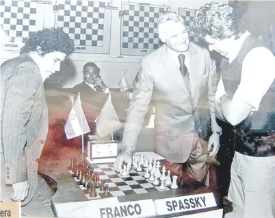  ??  ?? Una de las partidas contra Boris Spassky de 1979 en la segunda edición torneo Clarín de Argentina.