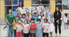  ??  ?? الزيارة الميدانية لمدرسة المهاجرين التابعة لمنظمة شوتس اند روتس في بكين