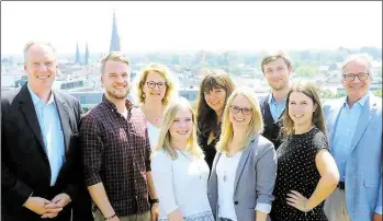  ?? BILD: TORSTEN VON REEKEN ?? Abschied: (v.l.) Harold Grönke, Eike Wiekhoff, Doreen Jess, Nadine Büsing, Paulina Marciniec, Kim Blauwitz, Hauke Wiesner, Vivien Paradies, Ulrich Gathmann.