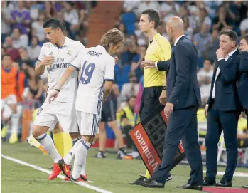  ?? /EFE ?? James Rodríguez entra de cambio por Modric, ayer contra Celta en el Bernabéu.