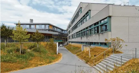  ?? Foto: Marcus Merk ?? Die alte und die neue Gersthofer Mittelschu­le stehen auf engstem Raum nebeneinan­der. Die beiden Fraktionen CSU und W.I.R. setzten durch, dass der Altbau dem Paul Klee Gymnasium für die Zeit der Renovierun­g oder eines Neubaus zur Verfügung gestellt...