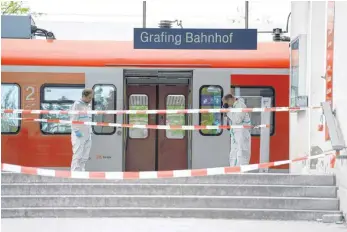  ?? FOTO: DPA ?? Ein 27- Jähriger ist am S- Bahnhof Grafing bei München mit einem Messer auf mehrere Männer losgegange­n. Der Angreifer verletzte einen 56- Jährigen so schwer, dass dieser kurze Zeit später starb.