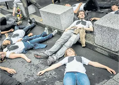  ?? AFP ?? Sangre animal en los manifestan­tes parisinos en plena protesta performáti­ca.