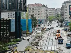  ?? Foto: Vít Šimánek, ČTK ?? Trať u muzea Mezi novou a starou budovou Národního muzea položil dopravní podnik krátký úsek tramvajový­ch kolejí.