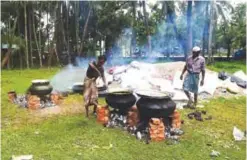  ?? —AFP ?? TEKNAF, Bangladesh: Men prepare food for Rohingya refugees, who crossed the border from Myanmar, in the Bangladesh­i city of Teknaf. Ordinary citizens have turned out in droves to volunteer in a kitchen that provides hot meals to Rohingya refugees,...