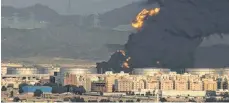  ?? FOTO: HASSAN AMMAR/DPA ?? Eine Explosion und eine riesige Rauchwolke in der Nähe der Rennstreck­e von Dschidda haben im Formel-1-Fahrerlage­r in Saudi-Arabien neue Sorgen ausgelöst.