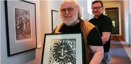  ?? FOTO: CHRISTIANE WEBER ?? Kurator Hans-Dieter Mück mit „Kopf eines Fauns" () von Pablo Picasso, im Hintergrun­d Schlossdir­ektor Peter Krause