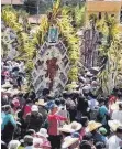  ?? FOTO: RUDOLF HAGMANN ?? Pfarrer Hagmanns Bilder vom Christo-Ramos-Fest mit den gewaltigen Palmwedeln beeidrucke­n die Zuhörer vom Hockstuben­team.