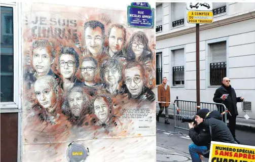  ??  ?? Links: Eine Wandmalere­i um die Ecke von „Charlie Hebdo“gedenkt der Ermordeten. Das aktuelle Cover (unten) warnt vor Selbstzens­ur via Internet