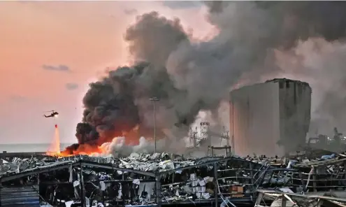  ?? FOTO: STR / AFP ?? Große Bereiche des Beiruter Hafens sind völlig zerstört. Die Explosion war bis in die Vororte der Hauptstadt zu spüren.