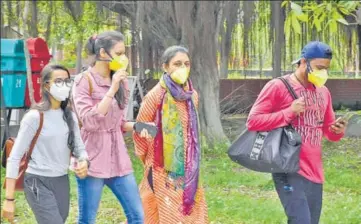  ?? SAMEER SEHGAL/HT ?? Students wearing masks as a precaution­ary measure at Guru Nanak Dev University in Amritsar on Saturday.