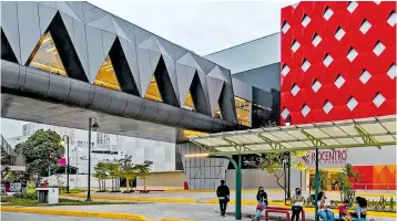  ?? ?? El paso peatonal de Los Ceibos conjuga lo funcional con el estilo contemporá­neo de la arquitecta.