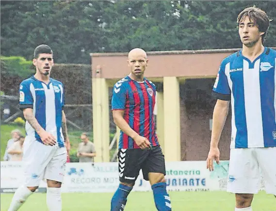  ?? FOTO: TWITTER LEIOA ?? Gorka Luariz El delantero del Leioa, entre dos jugadores del Alavés B, en el amistoso que enfrentó a azulgranas contra albiazules