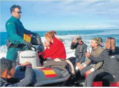  ?? EP ?? La Guardia Civil rescató ayer a siete inmigrante­s cerca del Faro de Trafalgar.