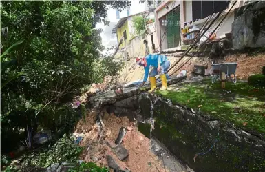  ??  ?? Precarious situation: The landslide involved seven doublestor­ey houses at Jalan Kelab Ukay 4.