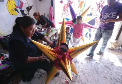  ?? TANIA CONTRERAS ?? María del Carmen Sánchez y su familia, habitantes del Barrio de Fátima, en San Mateo Atenco, desde hace 17 años preservan la tradición de la elaboració­n de piñatas especialme­nte en esta temporada decembrina