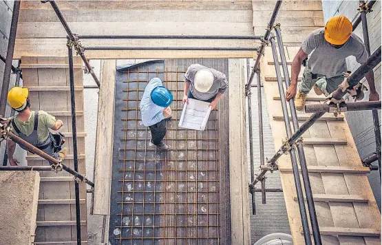  ??  ?? Die Projekttea­ms werden immer größer, aber die Arbeit am Bau wird immer kleinteili­ger, analysiert der Experte. Das birgt Konfliktpo­tenzial.