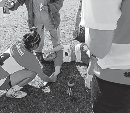  ?? (GENTILEZA PAOLA TEJERINA) ?? Lamentable. Celeste Racca, jugadora de Universita­rio, sufrió un golpe en su tabique.