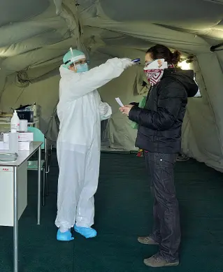  ?? Check point ?? Davanti al pronto soccorso dell’ospedale Maggiore oltre alla tenda della Protezione civile stanno realizzand­o una struttura per il pre-triage dei pazienti Covid