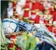  ?? Foto: dpa ?? Trauernde haben Kerzen, Blumen und sogar einen Fußball vor der Schule für den Getöteten abgelegt.