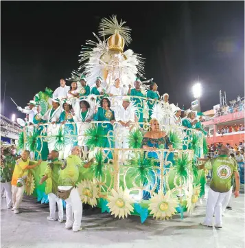  ?? ESTEFAN RADOVICZ ?? No alto, Leandro Vieira posa com os bambas imperianos para se inspirar nas glórias de outros tempos. Acima, desfile do Império Serrano em 2020