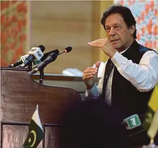  ?? (Foto AFP) ?? Imran Khan menyampaik­an ucapan di dewan perundanga­n di Muzaffarab­ad sempena Hari Kebangsaan Pakistan.