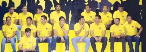  ?? ERNIE PEÑAREDOND­O ?? Members of the Magnolia Hotshots pose during the media launch at the Ynares Sports Arena in Pasig.