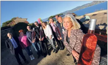  ?? (Photos Adeline Lebel) ?? Autour de Valérie Rousselle, présidente fondatrice de l’Organisati­on internatio­nale du rosé, les représenta­nts des premiers partenaire­s (communes de Saint-Tropez, Ramatuelle, Gassin, Lorgues, Conseil départemen­tal, Conseil régional, Centre mondial du...