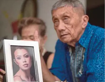  ?? FILE PIC ?? Hendrik Smit with a picture of his granddaugh­ter, Ivana Esther Robert Smit, during a press conference in Batu Ferringhi.