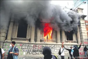  ??  ?? Guatemalte­cos incendiaro­n el Palacio Legislativ­o en reclamo por los recortes a gastos sociales.