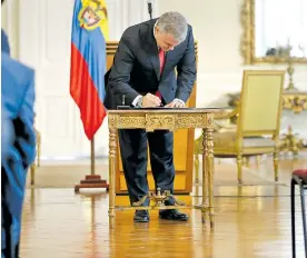  ?? COLPRENSA ?? El presidente Duque firma el Decreto que autoriza el decomiso de la dosis mínima.