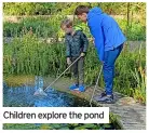  ?? ?? Children explore the pond