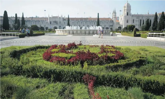  ??  ?? A requalific­ação da Praça do Império previa o fim dos 32 brasões florais.