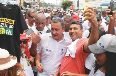  ??  ?? Governador posa para selfie rumo à Colina Sagrada; petista deixou eleição fora de seu roteiro na Lavagem