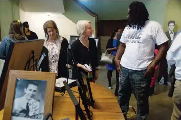  ?? Staff photo by Joshua Boucher ?? n Debbie Haak, a member of the Arkansas Municipal Auditorium Committee, speaks Sunday with Anton Craig, whose grandfathe­r, Jay Franks, was honored with a plaque on the Texarkana Walk of Fame at the Texarkana, Ark., Municipal Auditorium. Franks and the...