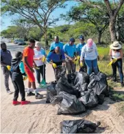  ?? ?? Stonehenge residents and ACS Security pile up their refuse bags. > Photo: Thea Rix