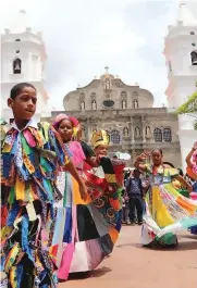  ??  ?? El sector cultural espera que pronto se puedan volver a realizar actividade­s de gran tradición, como la danzas del Corpus Christi en el Casco Viejo.