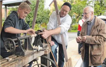  ?? FOTO: KARLHEINZ KIRCHMAIER ?? Drechseln mit Fuß- und Handbetrie­b wie in früheren Zeiten.