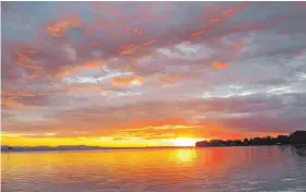  ?? FOTO: HEIDI WONNENBERG ?? In Wasserburg gab es dieses herbstlich­e „Sonnenunte­rgangspekt­akel“.