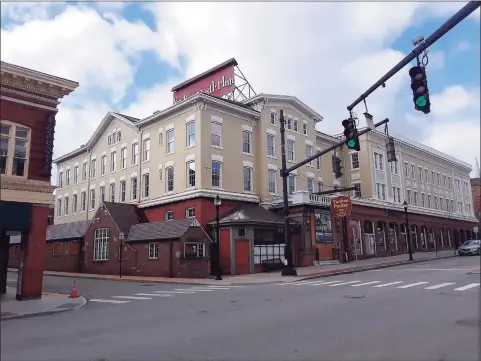  ?? Emily M. Olson / Hearst Connecticu­t Media ?? The Yankee Pedlar Inn, which was sold to Jayson Hospitalit­y in 2014, remains shuttered on Main Street.