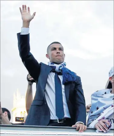  ??  ?? EL MVP. Cristiano saluda a la afición durante la celebració­n de la Duodécima en Cibeles.