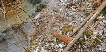  ?? Foto: Bernd Koroknay ?? Bauschutt hat im Augsburger Trinkwasse­rschutzgeb­iet Stadtwald nichts zu suchen. Ein aufmerksam­er Bürger fand eine illegale Ablagerung am Grenzgrabe­n und schlug bei der Stadt Alarm.