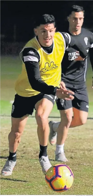  ?? CHARO TOBAJAS / CÓRDOBA CF ?? Loureiro persigue un balón ante Jaime Romero, en la sesión de ayer en la Ciudad Deportiva Antonio Asensio.