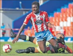  ??  ?? SIN SUERTE. Dongou luchó sin premio ante el Mallorca.