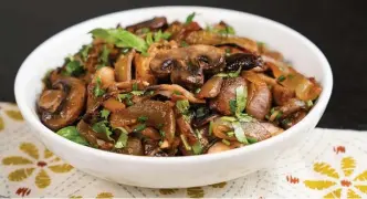  ??  ?? VERSATILE COMBO: Sweet onions and mushrooms from the skillet can be served as a side dish of as a topping for other dishes.