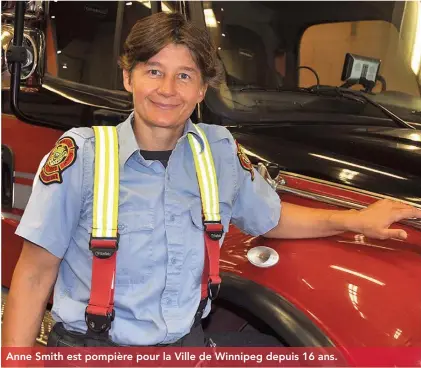  ??  ?? Anne Smith est pompière pour la Ville de Winnipeg depuis 16 ans.