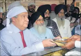  ?? SAMEER SEHGAL/HT ?? n UN SecretaryG­eneral Antonio Guterres at the Golden Temple in Amritsar. Besides partaking of a langar at the community kitchen, he also received ‘karah parshad’.