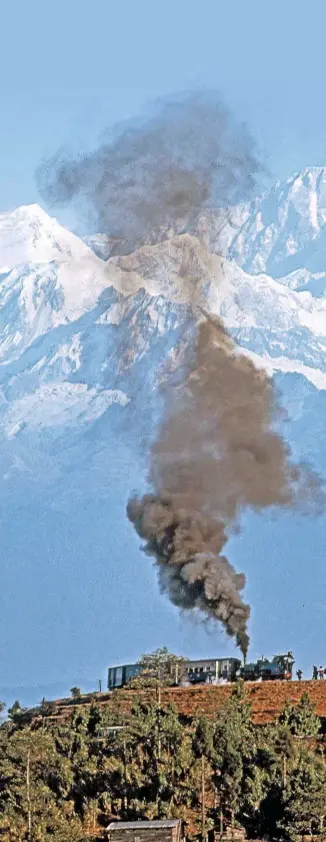  ?? ROBERT KINGSFORD SMITH ?? Steam at more than 7,000ft… A Darjeeling Himalayan ‘B’ class climbs to Ghum in the shadow of Kachenjung­a in neighbouri­ng Nepal.