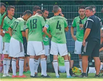  ?? FOTO: SCHLICHTER ?? Trainer Jens Kiefer und seine Mannschaft wollen in der neuen Regionalli­ga-Saison ganz vorne mitmischen und die Topfavorit­en Saarbrücke­n und Elversberg in Bedrängnis bringen.